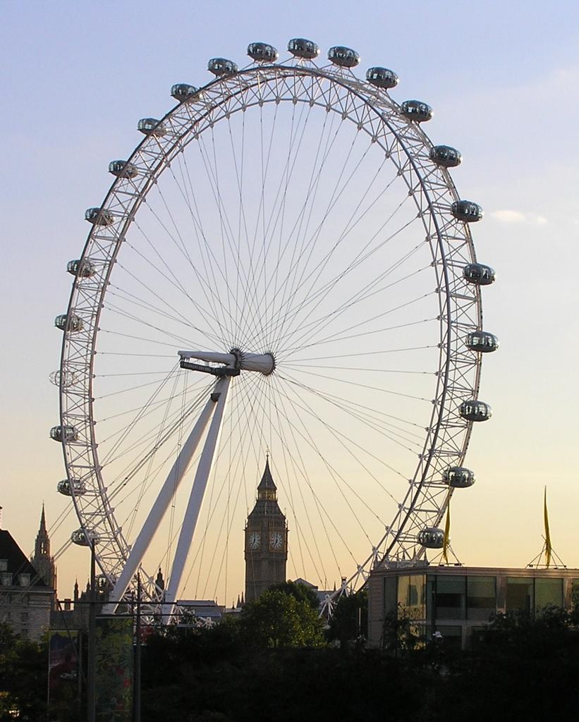 Londynske Oko v pozadi Big Ben